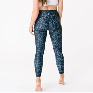 Zyia Blue Leopard Print Scrunch Butt Leggings Size 12